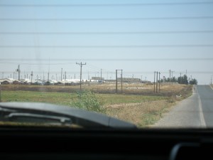 The road past the front of Turkey's Akcakale camp for Syrian refugees (DD)