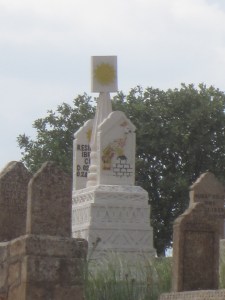 Yazidi tombstone in southeast Turkey, with symbols of the peacock and the sun, representing God on earth [DD, May 2014]
